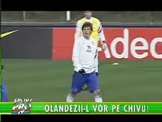 Video: Olandezii il plang pe Chivu