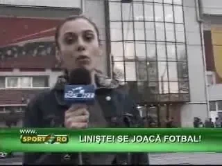 Liniste! Se joaca fotbal!