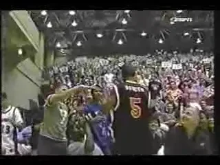 Vezi un clip cu americanul Myree Bowden - participant la Streetball 2007