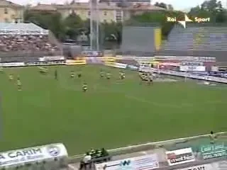 DINAMO SE BATE CU HAMBURG PENTRU FLORO FLORES