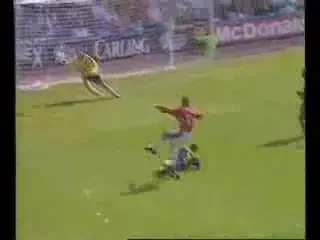 Vezi cele mai tari goluri ale lui Eric Cantona