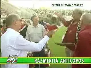 Copos a fost Huiduit si injurat de suporteri