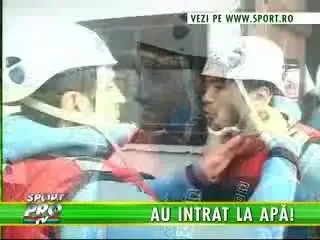 Cainii au intrat la apa - s-au apucat de rafting