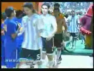 O ADMIRATOARE S-A ARUNCAT IN GOL PENTRU MESSI