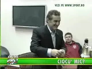 Cristi Borcea defileaza in stilul lui caracteristic!