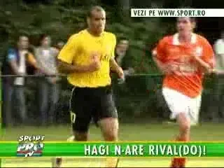 Rivaldo ii tine pumnii lui Hagi!
