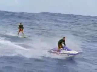 Oceanul a fost invins! Un surfer scrie istoria!