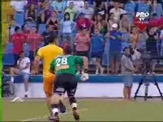 INCREDIBIL!!! UN FAN STELIST L-A ATACAT PE PORTARUL LUI CHARLEROI