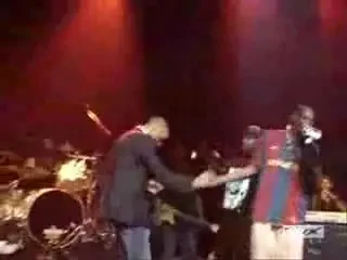 Henry si Snoop Dog s-au infratit pe scena