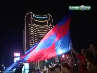 Vezi imagini de aseara cu suporterii Stelei in Piata Universitatii!