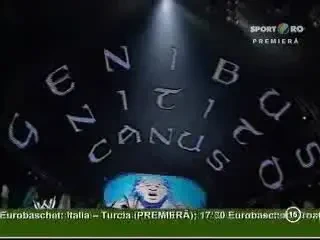 Triple H a aruncat sala in aer!