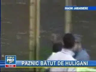 Imagini socante! Un paznic a fost batut de suporterii lui Dinamo!