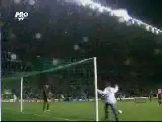 Vezi cum Dida este lovit de un suporter al lui Celtic