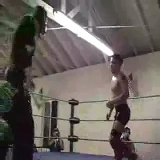 Am trait sa o vedem si pe asta! Un fan al wrestlingului la un pas sa fie batut de idolul sau!