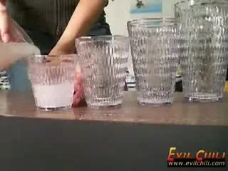 Paharele sunt niste obiecte banale? Vezi cum poti sa faci supermagie!