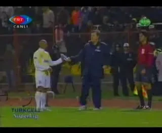 Te-ai saturat de fotbal? Te trezeste Roberto Carlos! Ia, si vezi cum: