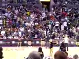 Vezi un clip cu o majoreta super buna la ... baschet!