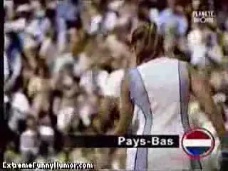 Cat de tare tipa Sharapova?Vezi aici de ce sunt in stare fetele pe terenul de tenis!