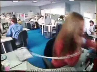 Nu incerca asta la servici! Altfel risti sa primesti un telefon in cap!