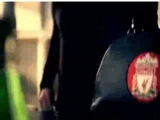 Vezi cum marcheaza Gerrard un gol perfect...cu un capac de bere!