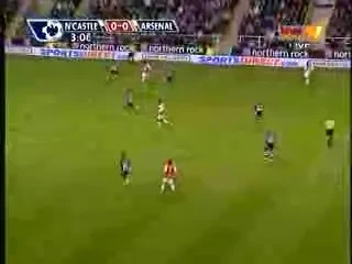 Vezi super-golul lui Adebayor: Newcastle 1 - 1 Arsenal