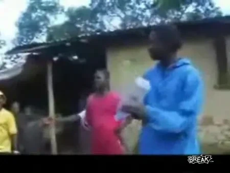 Circ made in Africa: vezi aici imagini cu omul-fantana!