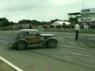 Incredibil!!! Vezi ce poate face un cascador cu o rabla inteligenta: