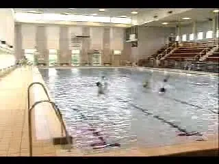 Cum sa scapi de frig? Mr. Bean iti da o idee: incalzeste-te in bazin