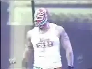 Rey Mysterio ataca 2008! Vezi ce stie sa faca micutul wrestler!