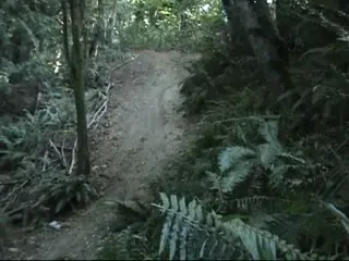 Ce face omul de plictiseala? Inventeaza noi sporturi extreme: canoe pe traseu de mountain bike!