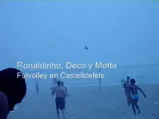 Ronaldinho face din nou senzatie! Volei cu piciorul pe plaja din Castelldefels!