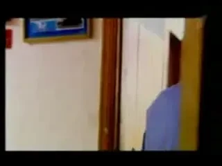 Senzatie! Arunca sageti de darts in spatele rusului!