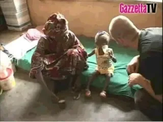 Beckham vrea sa salveze lumea! Vezi cum joaca Beckham fotbal cu tinerii din Sierra Leone!