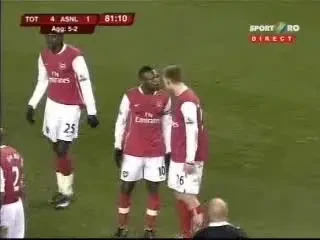 Tunarii s-au bombardat intrei ei! Bataie intre Adebayor si Bendtner!