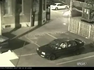 Sa te feresti de ele si cand sunt cu ... spatele. Vezi cum scoate o femeie masina din parcare: