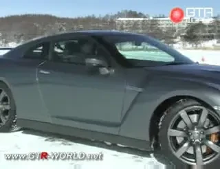Vezi ce drifturi poate sa faca un Nissan GT-R pe zapada