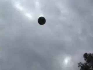 Fotbal cu lopata? Vezi cel mai tare clip cu fotbalul la ... gramada!