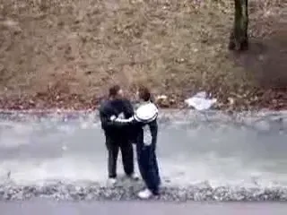 Mi-ai lovit prietena...? Stai sa vezi aici box!