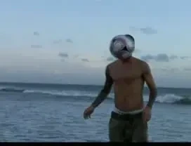 Beckham nu sta locului deloc si continua sa faca turul planetei. A uitat sa joace fotbal, dar bani face in continuare.