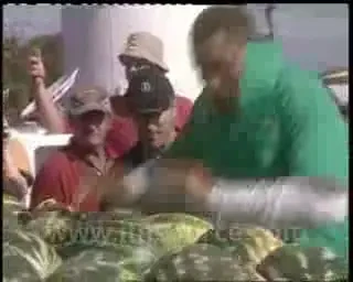 Si-a iesit din pepeni si i-a spart pe toti! Vezi aici cel mai penal concurs din lume!