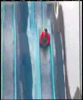 Ai mai vazut asa ceva? Tumbe fantastice pe topoganul cu apa