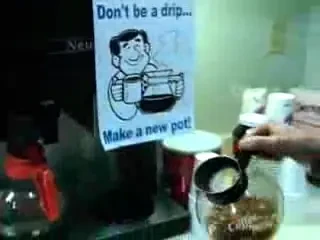 Placaj la Solitaire! Terry Tate face ordine prin birouri!