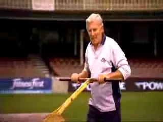 Lara nu se decide intre cricket si fotbal australian. Vezi imagini hot: