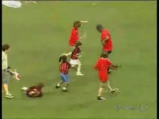 Milanul are viitorul asigurat! Fiul lui Maldini, la doar 5 ani, takling impecabil la Seedorf!