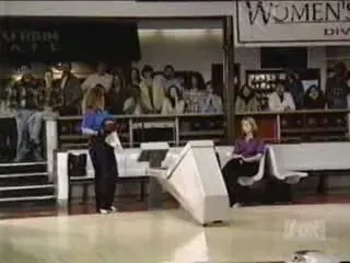 Atentie! Bowlingul poate fi foarte periculos - vezi un super clip