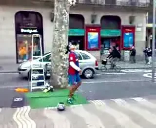 Demonstratie de fotbal! Ronaldinho de pe strazile Barcelonei!