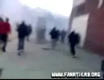 Cat de departe merg violentele fanilor? Vezi cum este desfigurat de ultasii Sevilliei un fan al lui Atletico!