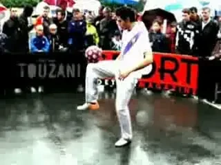 Spectacol, cu mingea lipita de picior! Vezi aici jonglerii de EURO 2008!