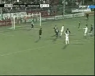 Un autogol de cosmar! Vezi aici cum nu trebuie sa degajeze un fundas!