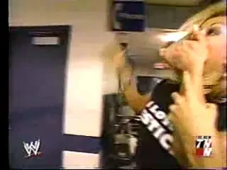 S-a incins vestiarul! Vezi ce fac in backstage divele Victoria si Stacy Keibler!